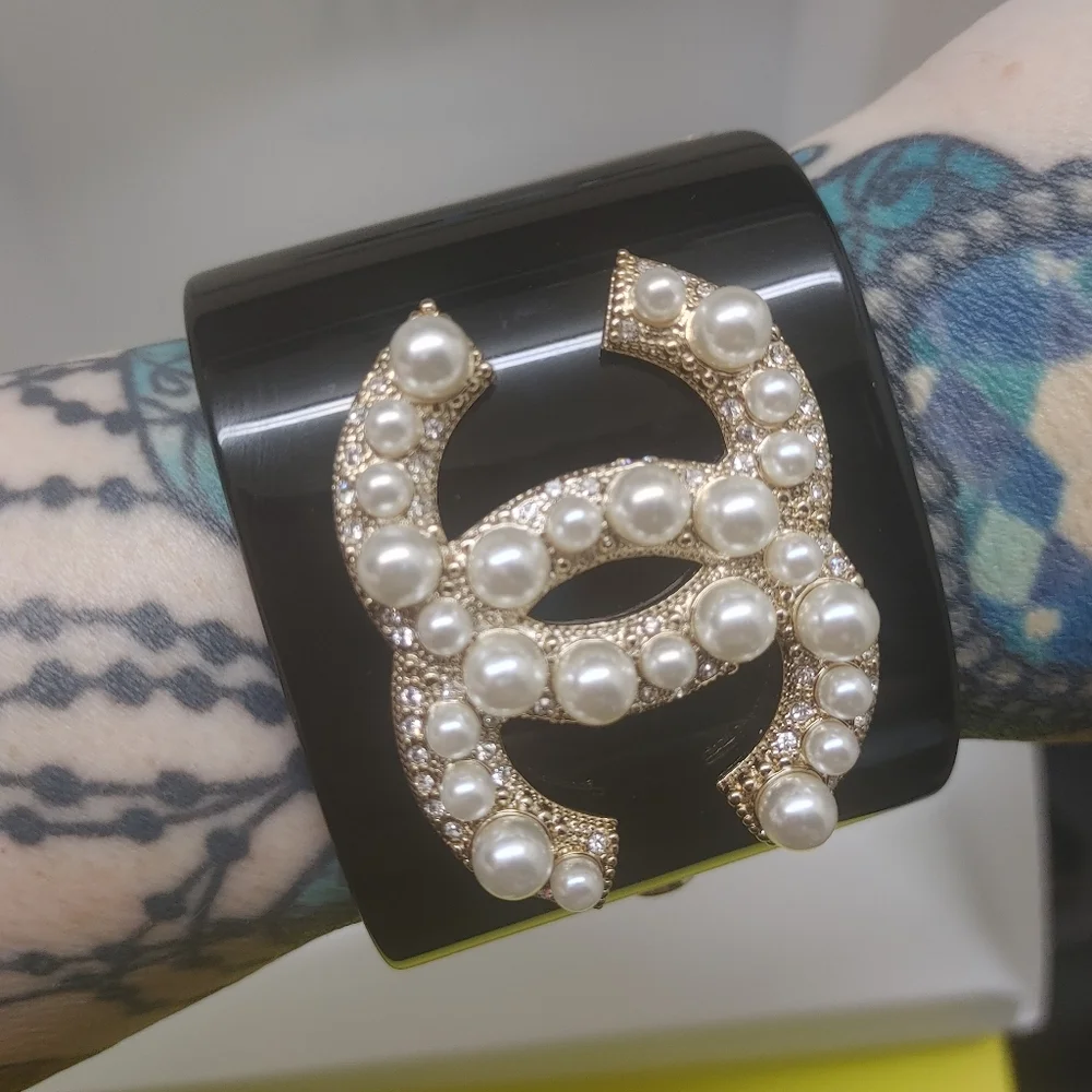 Chanel black lucite pearl bracelet - Picture 10 of 11